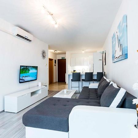 Apartment Elena พูลา ภายนอก รูปภาพ