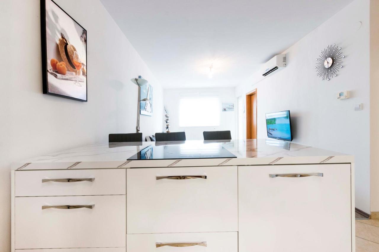 Apartment Elena พูลา ภายนอก รูปภาพ